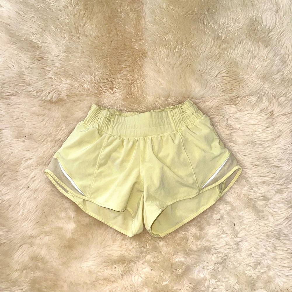 Lululemon Hotty Hot Short II *2.5"
Lemon Ice